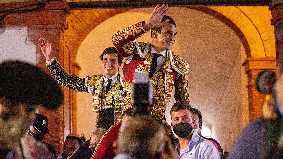 José María Manzanares y Andrés Roca Rey en su salida a hombros en Castellón