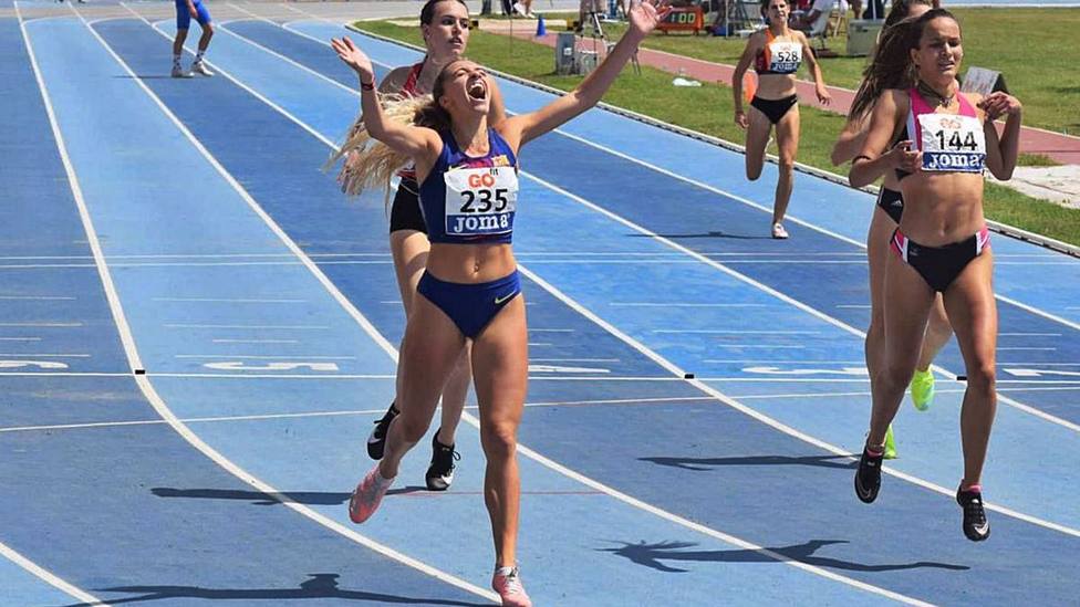Lucía Pinacchio celebrando la victoria en los 400 metros