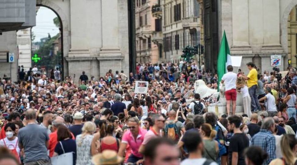 Los italianos se manifiestan contra las nuevas restricciones del Gobierno a pesar del incremento de casos