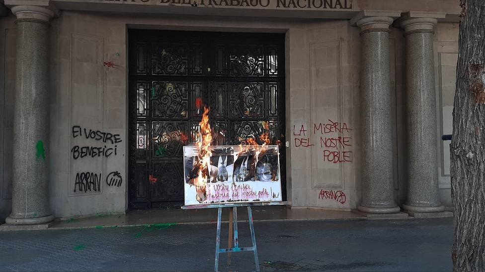 Arran quema las fotos de Florentino Pérez, Josep Sánchez Llibre, Jaume Giró y José Ignacio Sánchez Galán