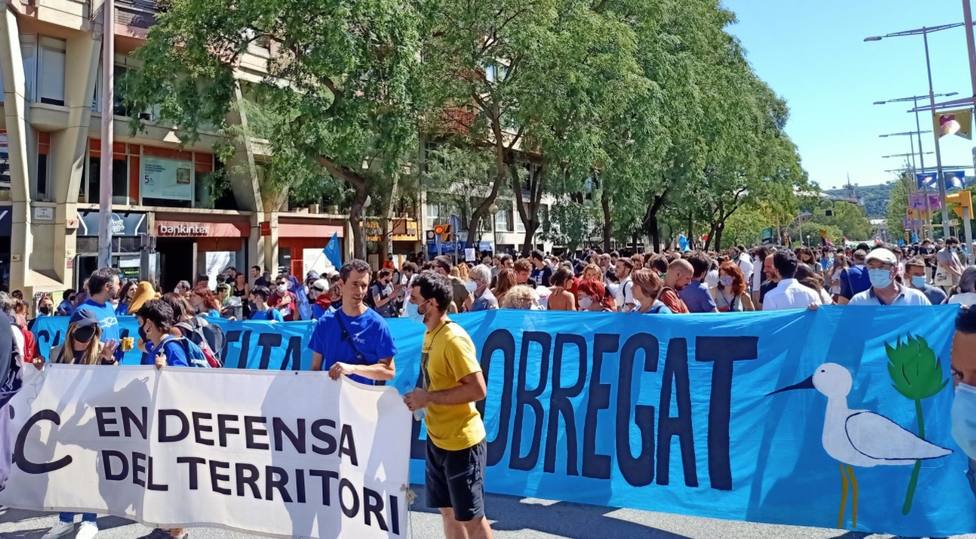 Miles de personas se manifiestan en Barcelona contra la ampliación de El Prat. Foto Twitter CUP