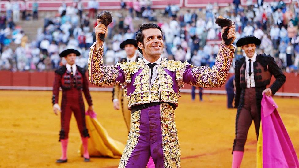 Emilio de Justo con las dos orejas cortadas al cuarto toro de Victorino Martín en Sevilla