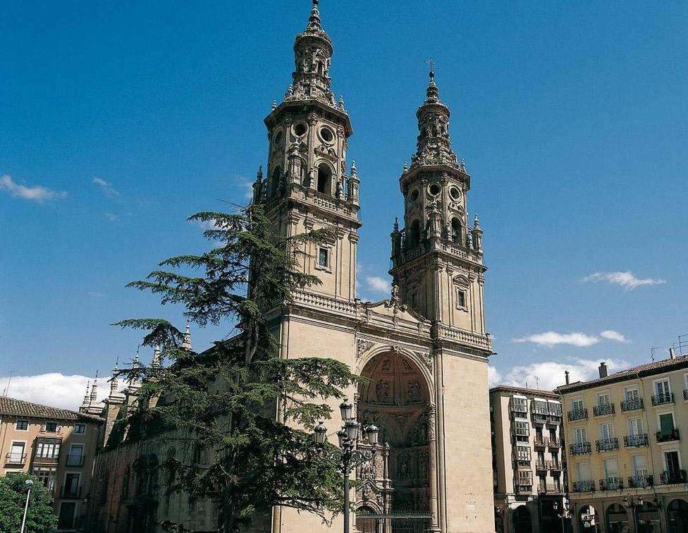 Los bomberos de Logroño retiran material deteriorado con riesgo de caída en la Concatedral de la Redonda