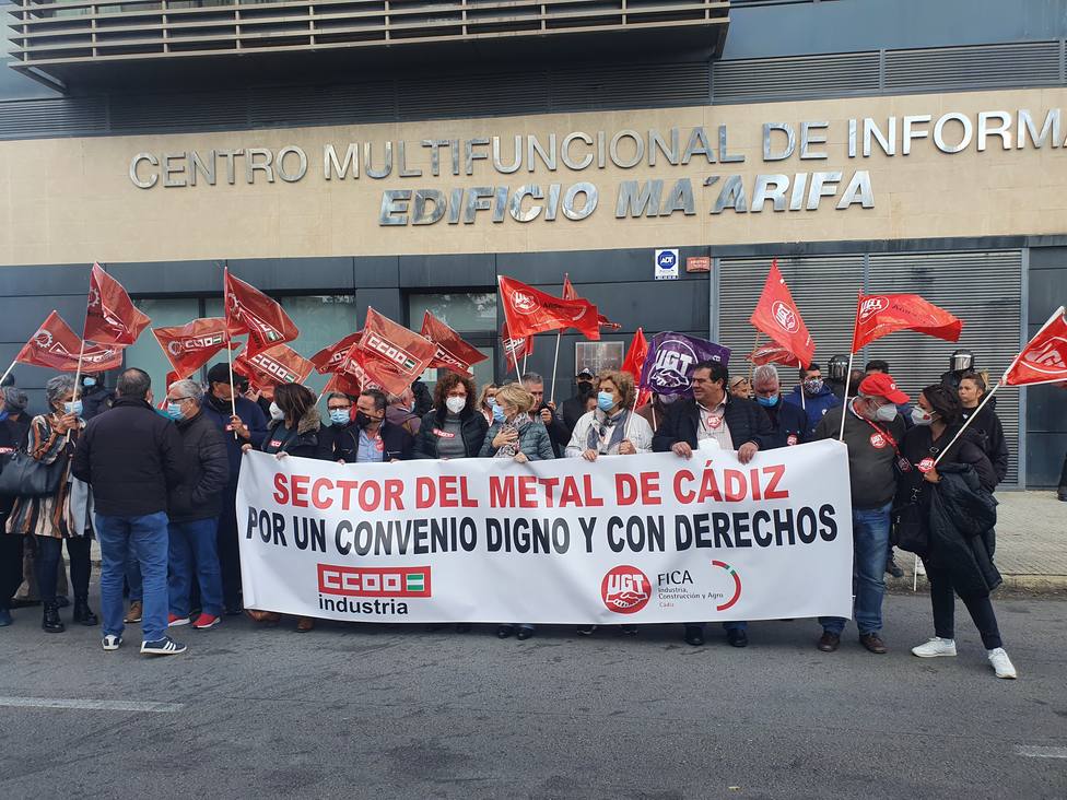 Representantes de UGT y CCOO en Cádiz para lograr la firma del convenio del Metal