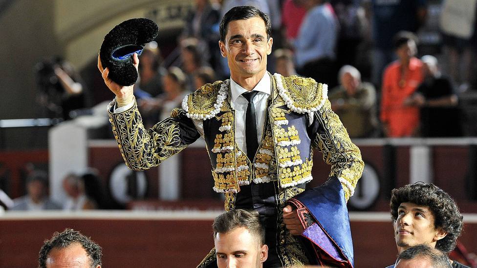 Paco Ureña, a hombros en Albacete. Foto EFE