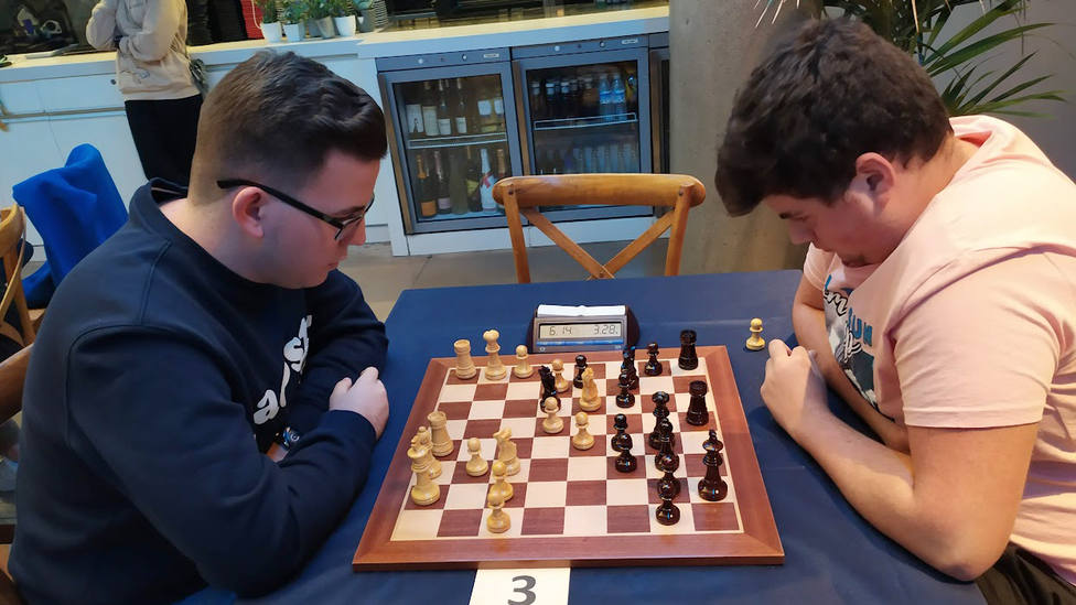 Los ajedrecistas José Cuenca, Rodrigo Vasquez y David Becerra vencen en Roquetas, Sevilla y Baza