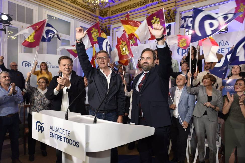 El presidente del PP nacional, Alberto NÃºÃ±ez FeijÃ³o, y el candidato a la Presidencia de Castilla-La Mancha, Paco NÃºÃ±ez, en un acto pÃºblico en el Casino Primitivo de Albacete