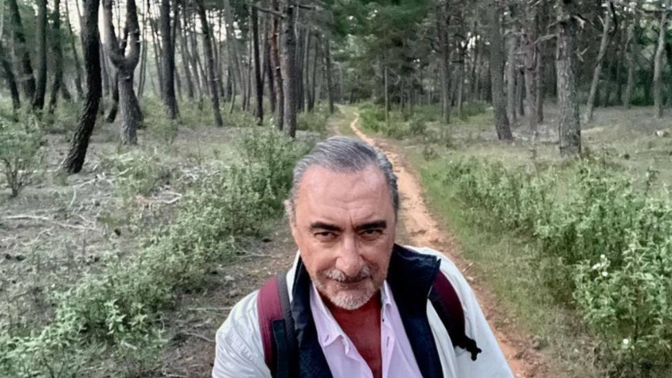 Carlos Herrera, exhausto por lo que encuentra en el Camino de Santiago: Hay que darse prisa