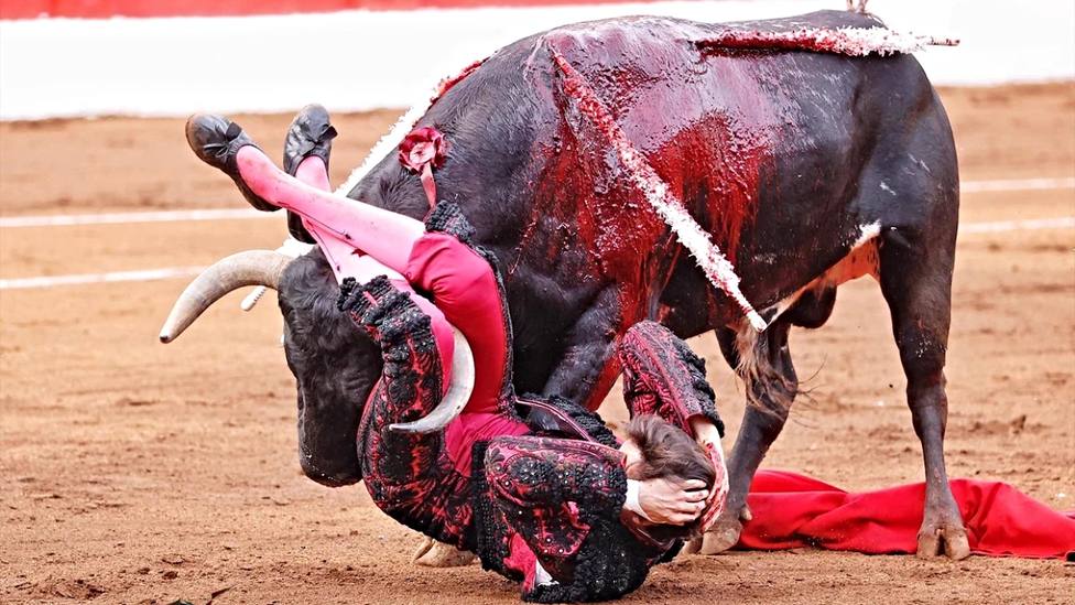 Momento de la voltereta que sufrió Roca Rey en el primer toro de su lote en Santander