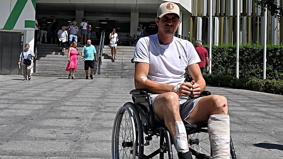 Daniel Luque a la salida del hospital Universitario de la Macarena de Sevilla