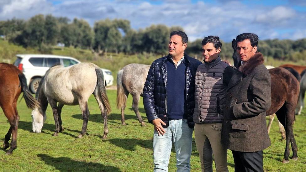 Alberto García, Sergio Pérez y Rafael Peralta, tras sellar su acuerdo de apoderamiento