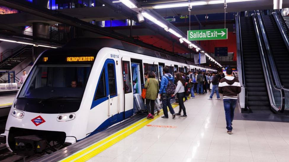 Este es el verdadero uso del andén central del Metro de Madrid: fíjate en las escaleras mecánicas