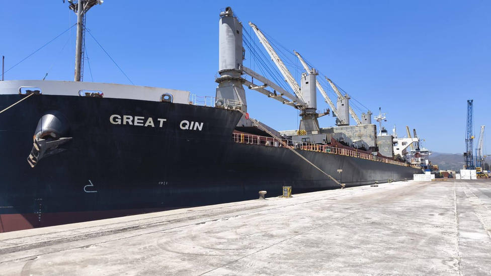 El Puerto de Motril recibe el enorme carguero Great Qin, procedente de Sudamérica