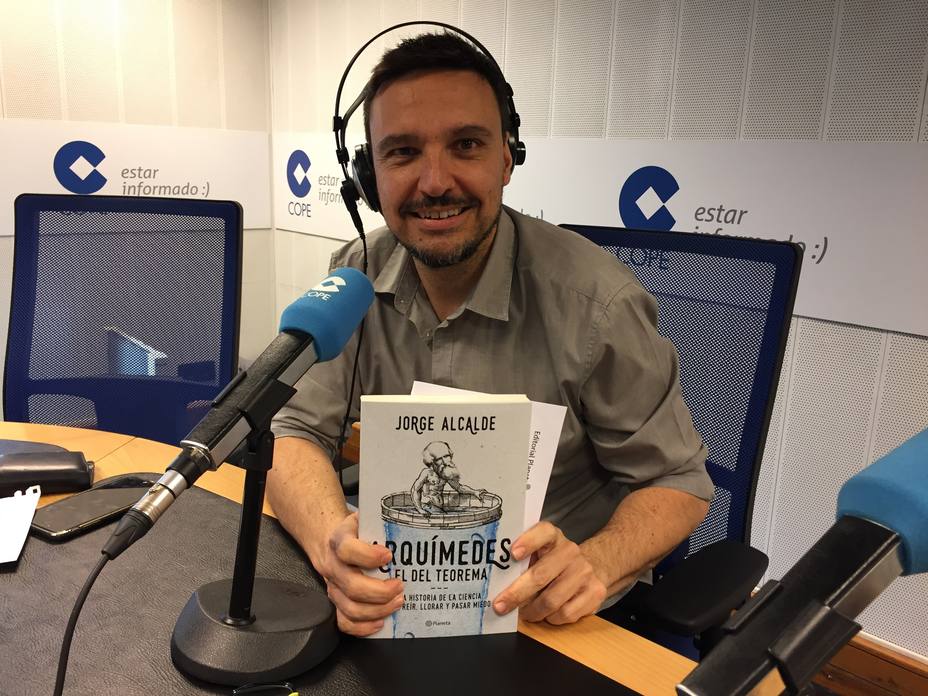 Jorge Alcalde con su nuevo libro en el estudio de la Cadena COPE.