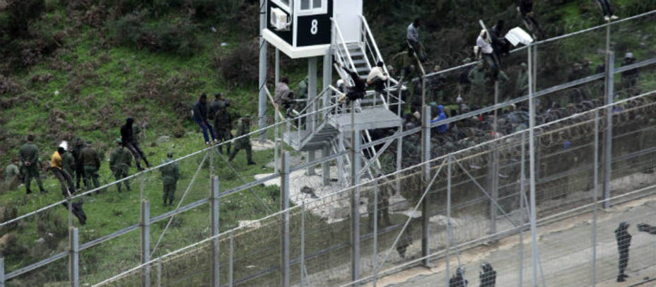 Imagen de archivo de otro asalto a la valla de Ceuta por inmigrantes subsaharianos. EFE