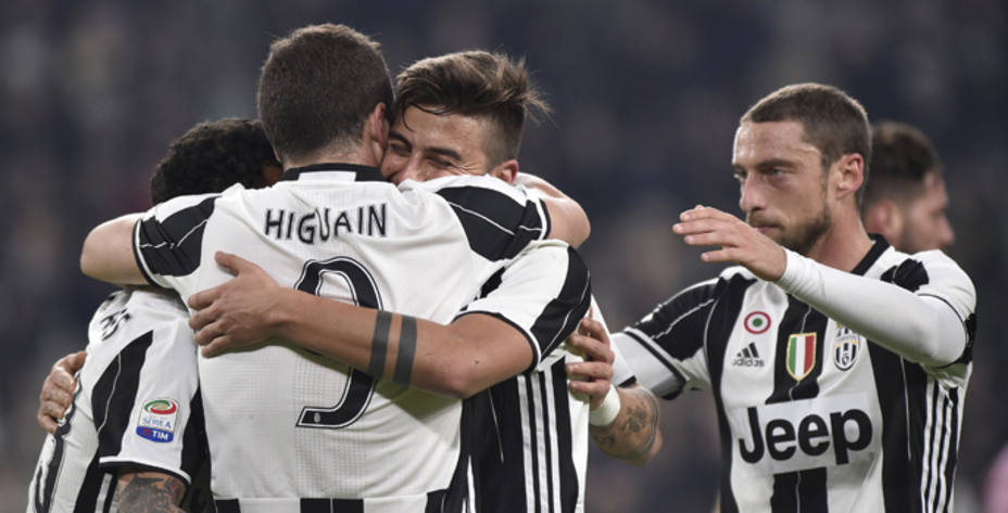 .Higuaín, autor de un gol ante el Palermo, se abraza a sus compañeros (REUTERS)