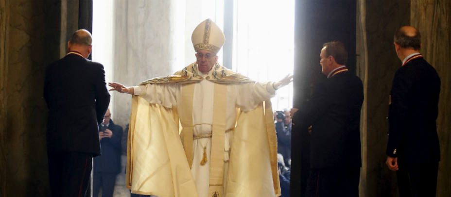 El Papa abre la Puerta Santa de El Vaticano. REUTERS