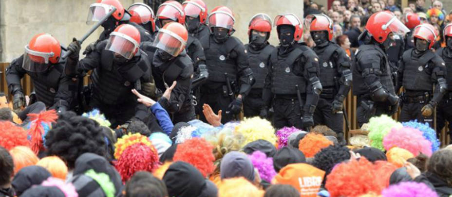 La policía comienza el desalojo en Vitoria para detener a los miembros de Segi. EFE
