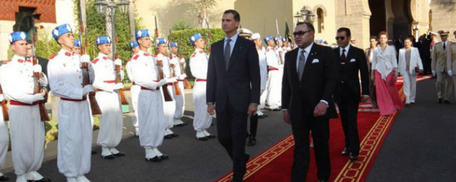 Los Reyes de España y Marruecos pasan revista a las tropas a las puertas del Palacio Real de Rabat. Foto Casa Real