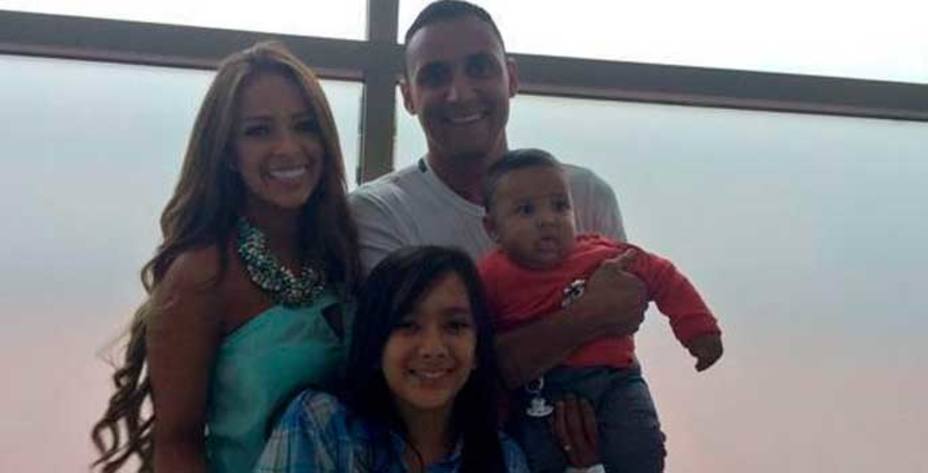 El portero costarricense, Keylor Navas junto a su familia a la llegada a Madrid.