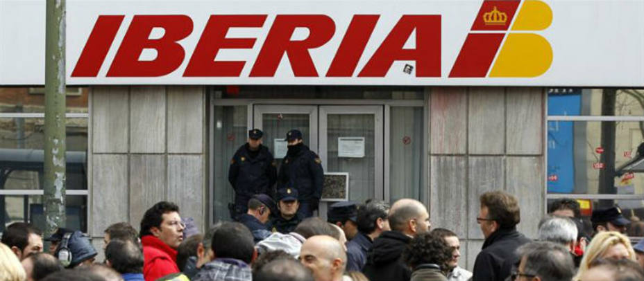 Concentración de trabjadores frente a la sede de Iberia. EFE