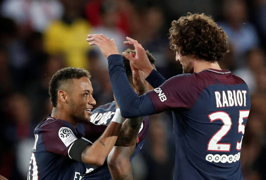 Neymar celebra con Rabiot uno de los goles