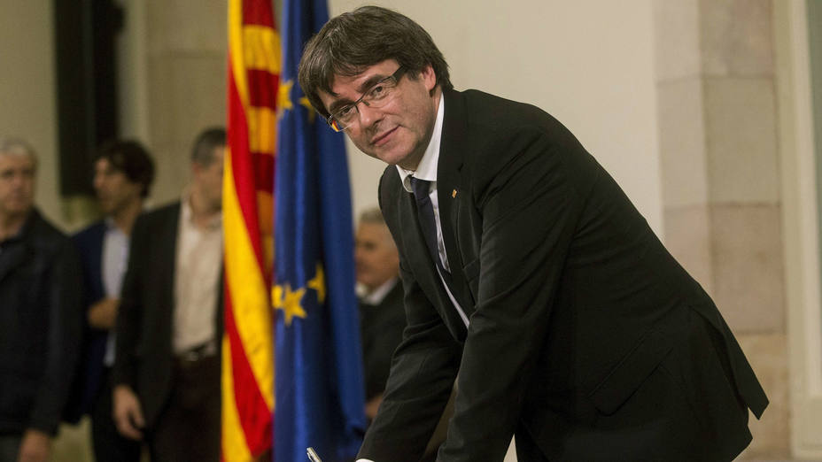 Carles Puigdemont firmando la declaración de independencia. REUTERS