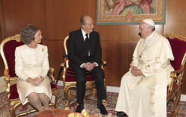 El Papa Francisco recibe a los Reyes eméritos en El Vaticano. EFE