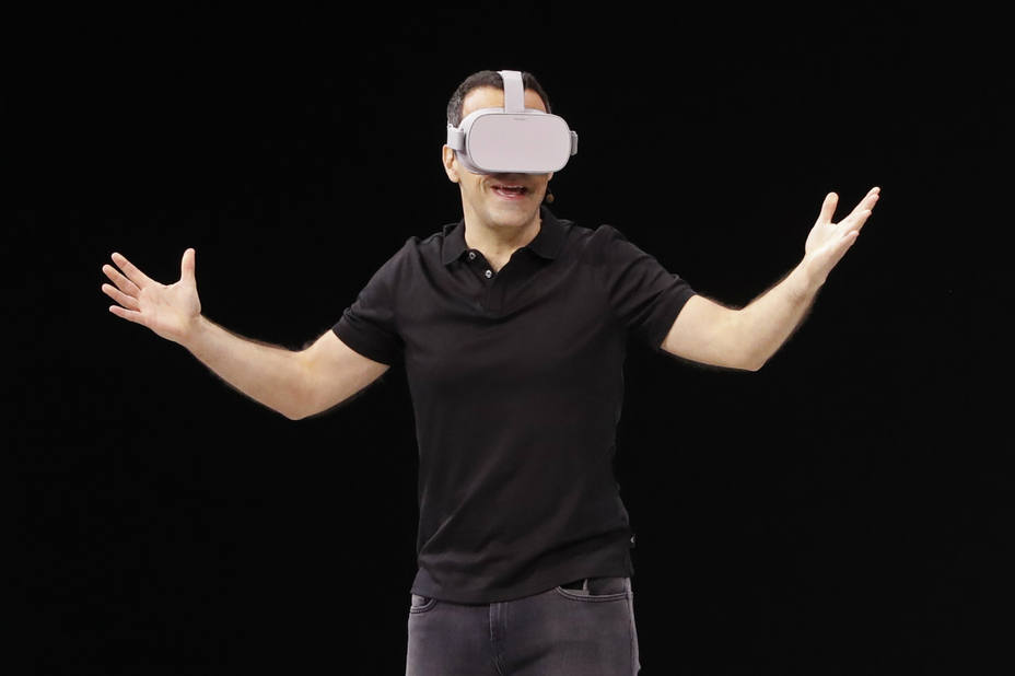 El vicepresidente de Facebook, Hugo Barra, con las gafas de realidad virtual. EFE