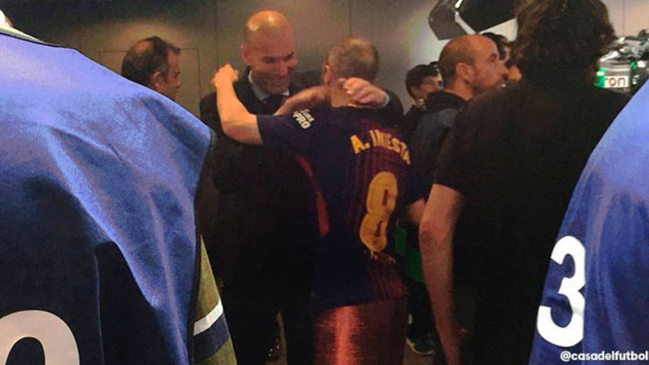 Zinedine Zidane y Andrés Iniesta se fundieron en un abrazo al finalizar el Clásico (@casadelfutbol)