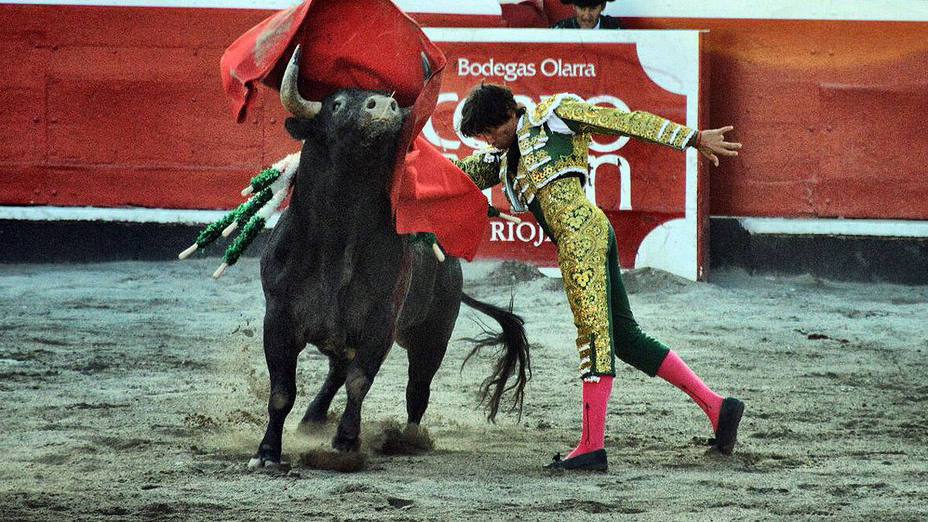 Pase de pecho de Curro Díaz al bravo quinto toro de La Quinta en Azpeitia