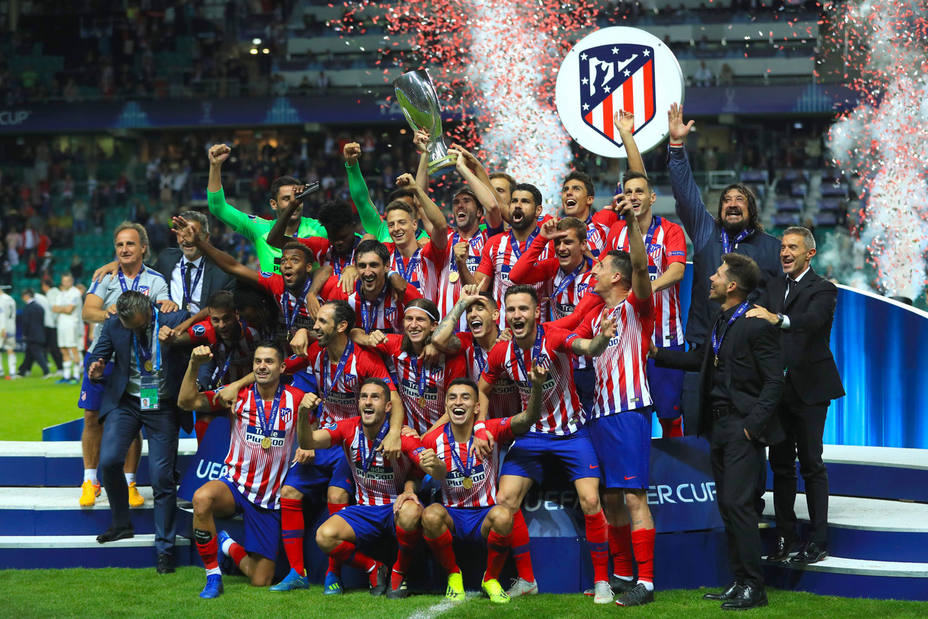 El Atlético de Madrid recibe el trofeo de campeón de la Supercopa de Europa (Cordon Press)