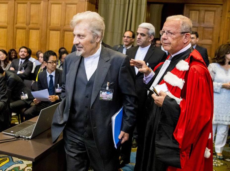 El representante iraní Mohsen Mohebi asiste a la vista de la Corte Internacional