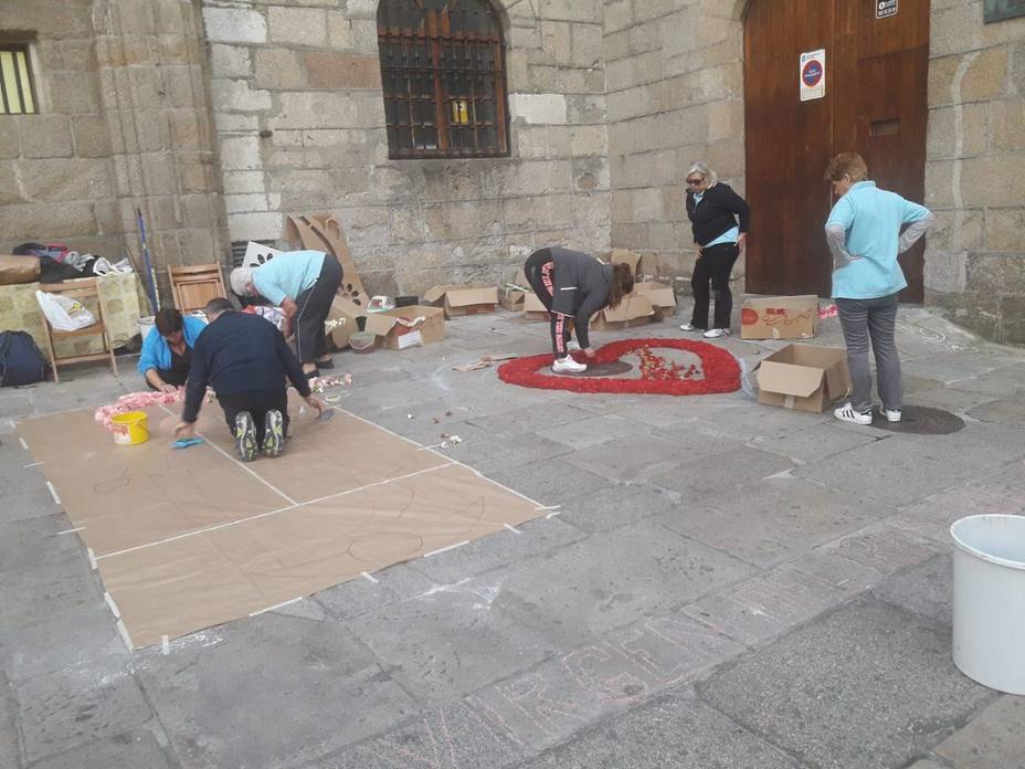 El alcalde de La Coruña, obligado a pedir perdón tras destruir la alfombra floral del Rosario