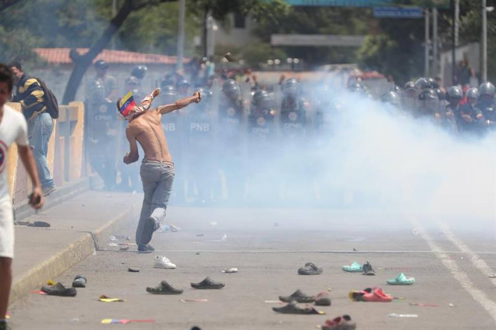 La Guardia Nacional de Venezuela dispara perdigones y gas lacrimógeno en la frontera con Colombia