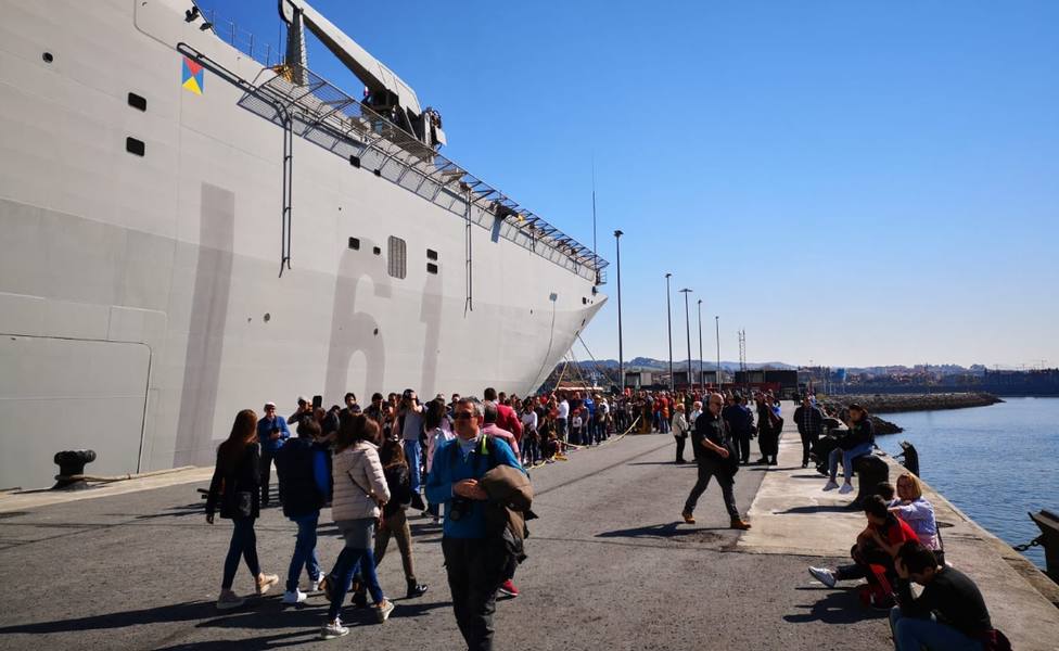Éxito total de la Armada en el País Vasco: colas para ver el portaaviones Juan Carlos I en Getxo