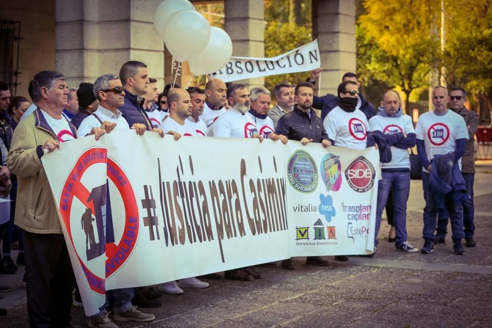 Concentrción de apoyo al policia enjuiciado ante la Audiencia de Sevilla