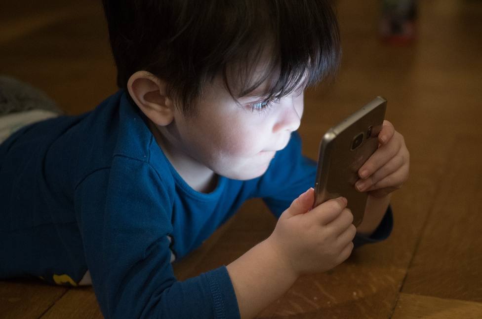 El uso en exceso de dispositivos móviles aumenta el riesgo de obesidad infantil