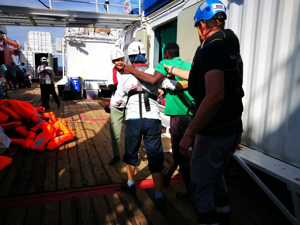 El Ocean Viking rescata a otros 34 migrantes localizados en el Mediterráneo por un velero