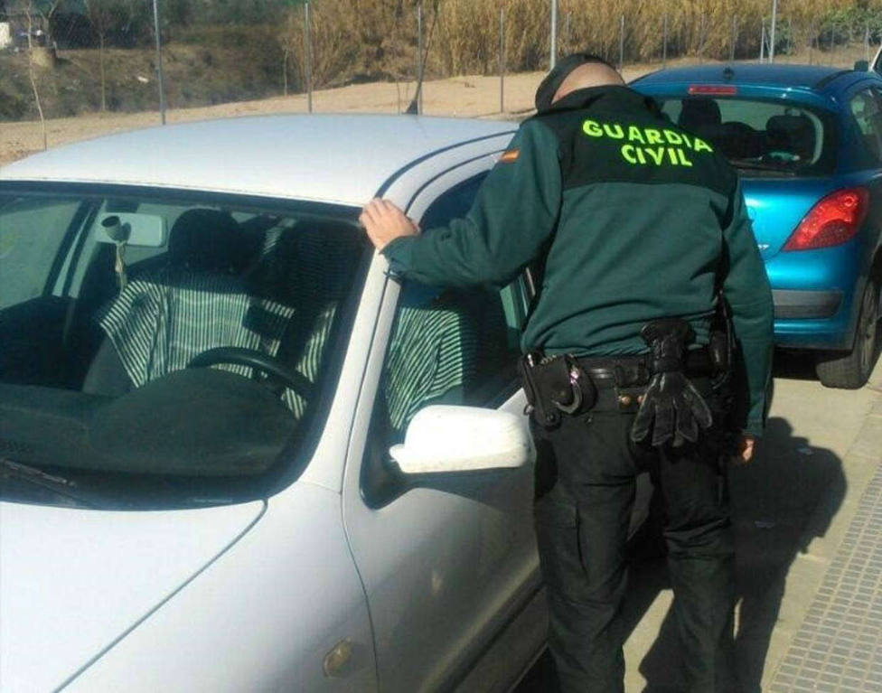 Tres detenidos en Aracena acusados de robar en el interior de vehículos