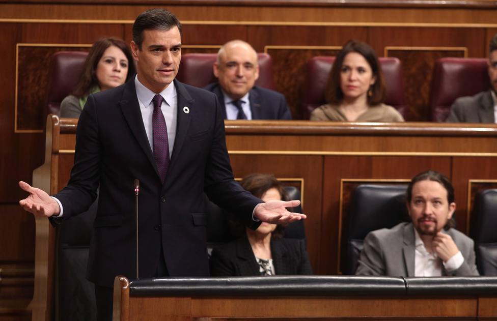Sánchez tiende la mano a Casado para dialogar tras echarle en cara el balance lamentable del PP en Cataluña