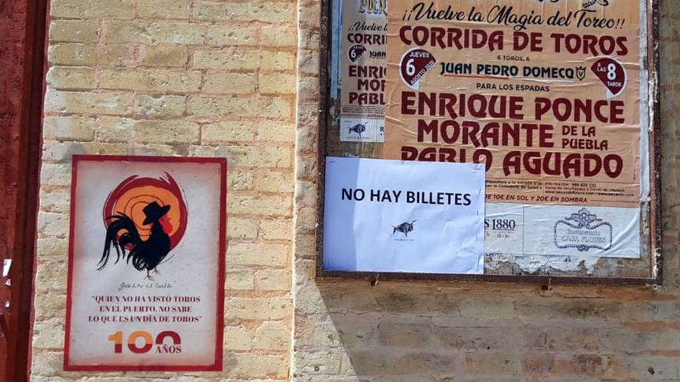 El cartel de No hay billetes ya cuelga en las taquillas de la plaza de toros de El Puerto