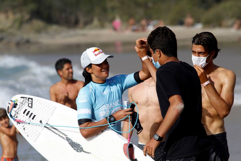 La surfista lusa recibe la felicitación tras lograr la victoria - FOTO: EFE / Kiko Delgado
