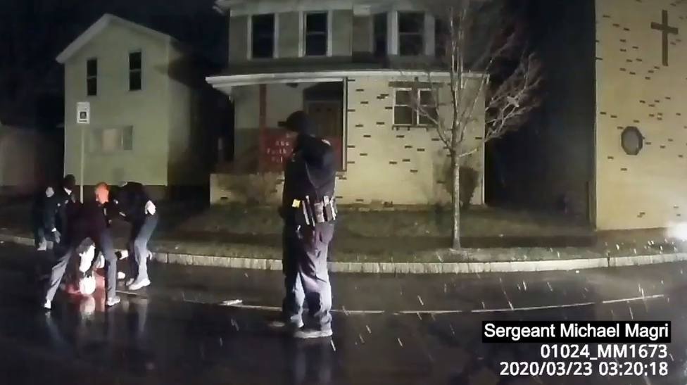 Un nuevo vídeo revela otro acto de violencia policial en Nueva York contra un afromericano
