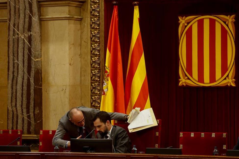 El presidente del Parlament de Cataluña, Roger Torrent acompañado por el letrado Mayor de la cámara, Joan