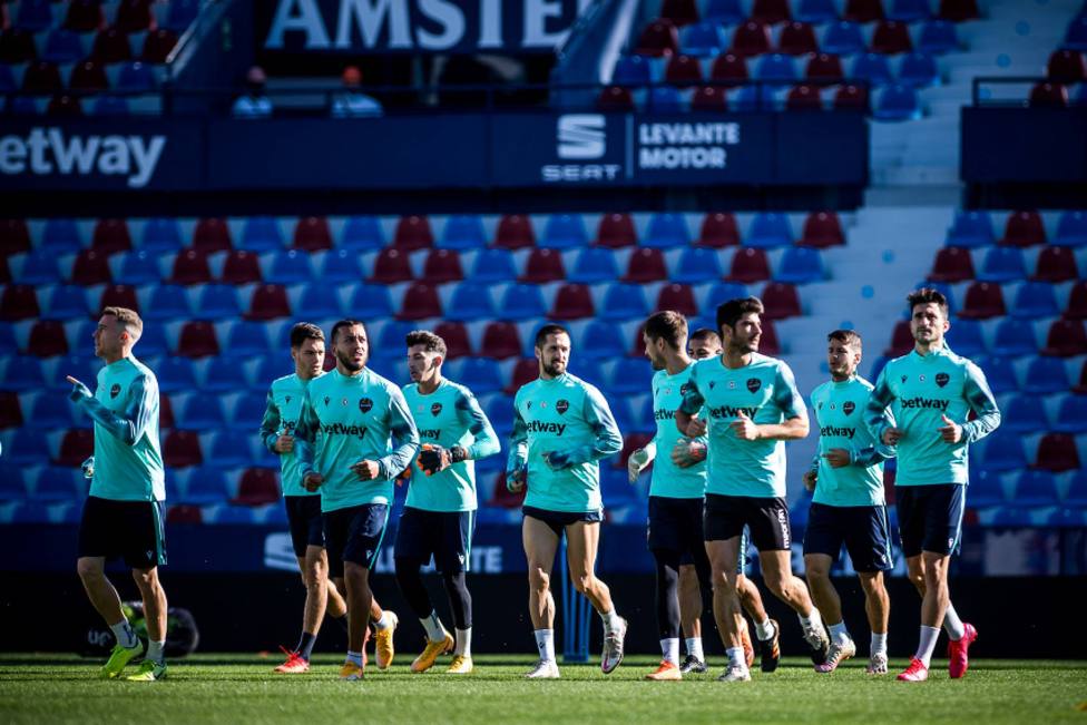 Los jugadores del Levante UD, en un entrenamiento en el estadio Ciutat de Vale?ncia