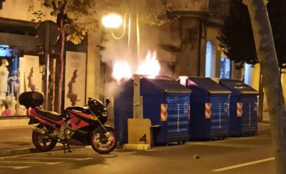 Detenidos dos jóvenes en Jaén por la quema de dos contenedores de basura