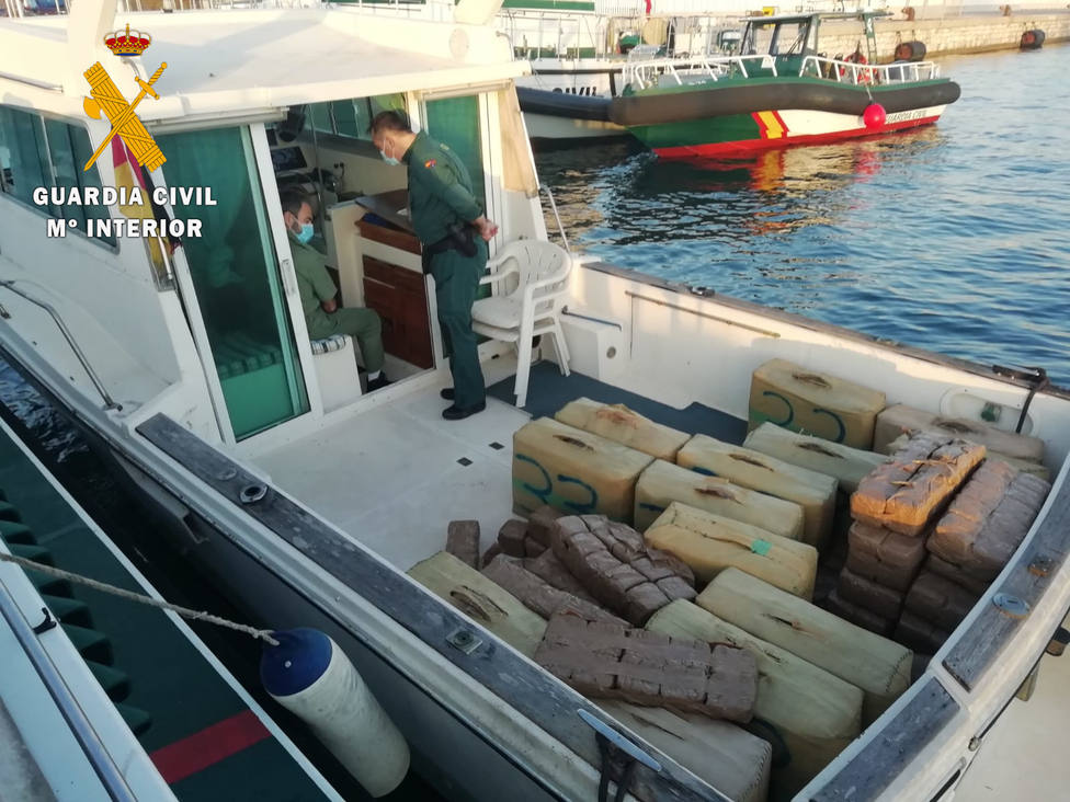 Interceptan una narcolancha con 1.800 kilos de hachis frente a la costa de Granada y Almería