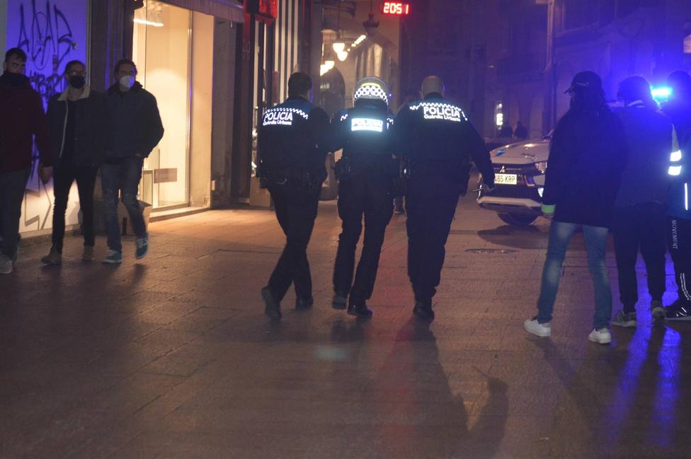 Dos agentes de la Policía Local de Lleida trasladan al Ayuntamiento a un compañero herido - EUROPA PRESS
