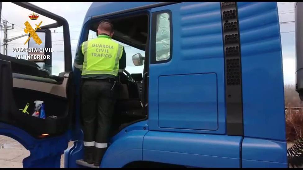 Un agente de la Guardia Civil inspecciona un camión - Archivo